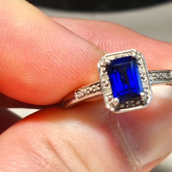 Ring size 8 - Picture 1 of 4